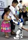 aldebaran-robotics-newsletter-aout-2008-07-ChineseGirlsLoveNao