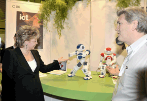 Aldebaran Robotics Newsletter Decembre 2008 Viviane Reding