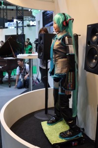 HRP-4C Humanoide - Vocaloid - CEATEC-2009 #3