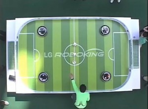 Hom-Bot - RoboKing - Robot Aspirateur de LG joue au FootBall #2