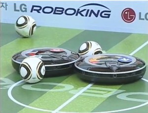 Hom-Bot - RoboKing - Robot Aspirateur de LG joue au FootBall #3