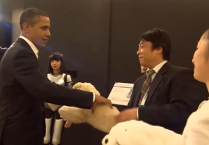 Le Président Obama rencontre des robots japonais #1