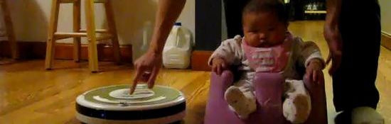 Bébé sur un robot aspirateur Roomba #1