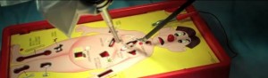 Da Vinci Le Robot Chirurgien joue au jeu Docteur Maboul - Operation #1